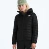 Giacca classica da donna con cappuccio e imbottitura in piuma Giacca classica da donna con cappuccio e imbottitura in piuma