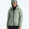 Giacca classica da donna con cappuccio e imbottitura in piuma Giacca classica da donna con cappuccio e imbottitura in piuma