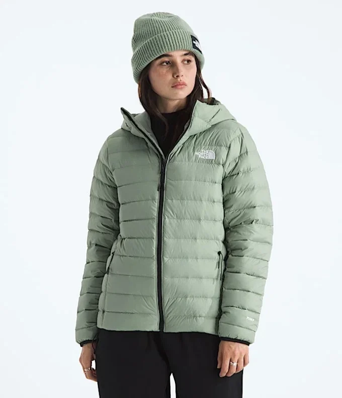 Giacca classica da donna con cappuccio e imbottitura in piuma Giacca classica da donna con cappuccio e imbottitura in piuma