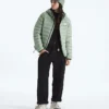 Giacca classica da donna con cappuccio e imbottitura in piuma Giacca classica da donna con cappuccio e imbottitura in piuma