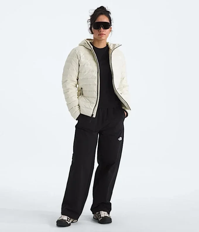 Giacca classica da donna con cappuccio e imbottitura in piuma Giacca classica da donna con cappuccio e imbottitura in piuma