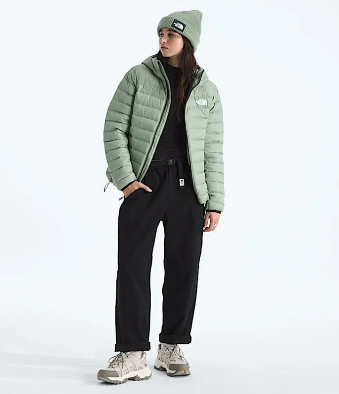 Giacca classica da donna con cappuccio e imbottitura in piuma Giacca classica da donna con cappuccio e imbottitura in piuma