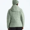 Giacca classica da donna con cappuccio e imbottitura in piuma Giacca classica da donna con cappuccio e imbottitura in piuma