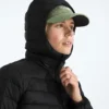 Giacca classica da donna con cappuccio e imbottitura in piuma Giacca classica da donna con cappuccio e imbottitura in piuma