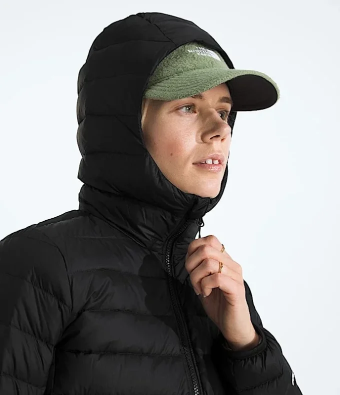 Giacca classica da donna con cappuccio e imbottitura in piuma Giacca classica da donna con cappuccio e imbottitura in piuma