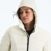Giacca classica da donna con cappuccio e imbottitura in piuma Giacca classica da donna con cappuccio e imbottitura in piuma