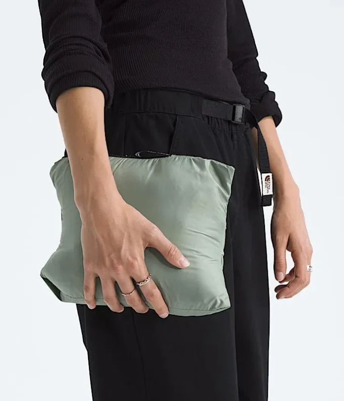 Giacca classica da donna con cappuccio e imbottitura in piuma Giacca classica da donna con cappuccio e imbottitura in piuma