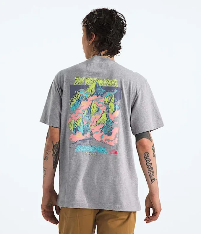 Maglietta a maniche corte da uomo TNF™ Essential Expedition Series — Grafica Maglietta a maniche corte da uomo TNF™ Essential Expedition Series — Grafica