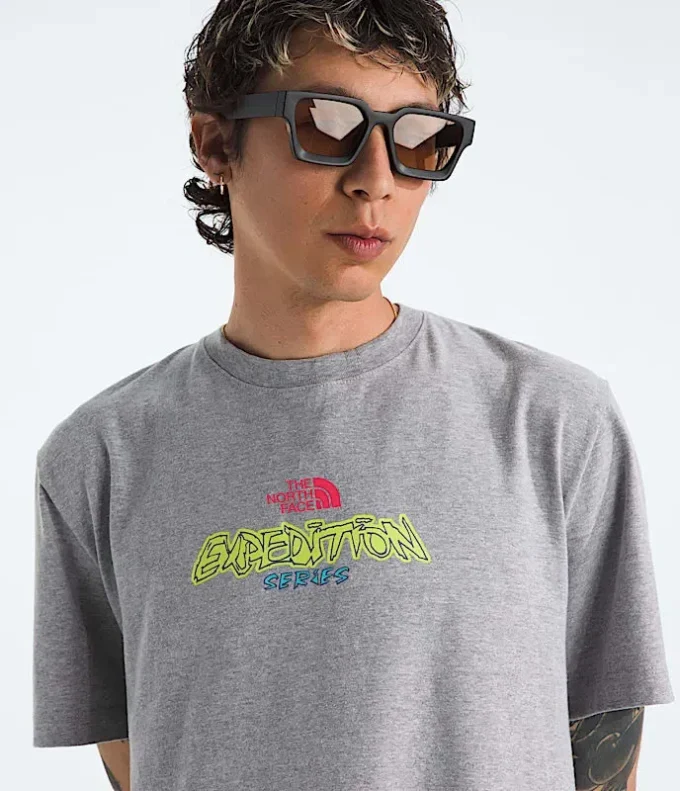 Maglietta a maniche corte da uomo TNF™ Essential Expedition Series — Grafica Maglietta a maniche corte da uomo TNF™ Essential Expedition Series — Grafica