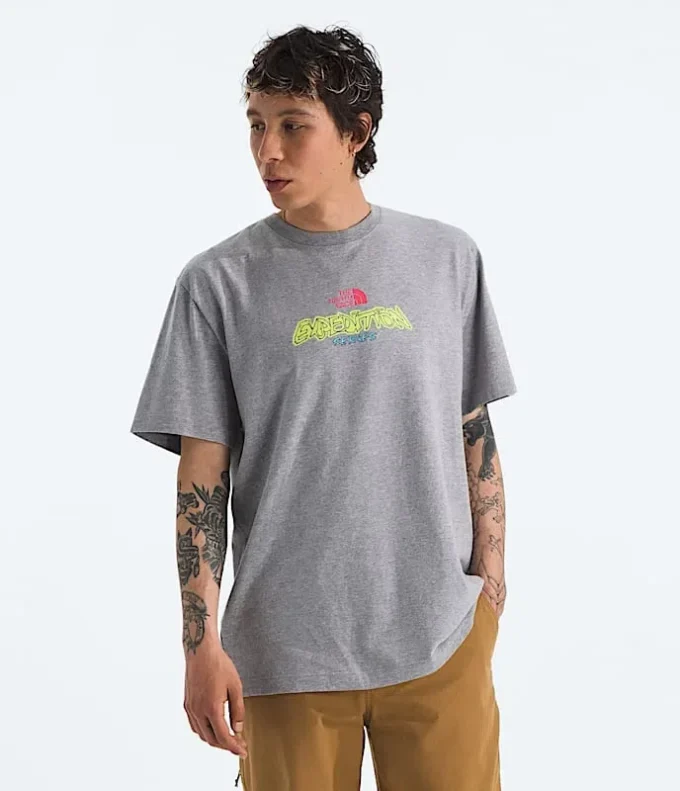 Maglietta a maniche corte da uomo TNF™ Essential Expedition Series — Grafica Maglietta a maniche corte da uomo TNF™ Essential Expedition Series — Grafica