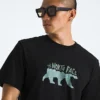 T-shirt a maniche corte Evolution TNF™ Bear da uomo — Grafica T-shirt a maniche corte Evolution TNF™ Bear da uomo — Grafica