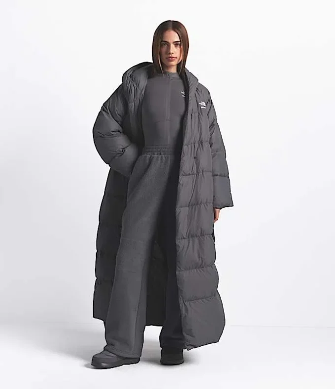 The North Face X SKIMS Parka avvolgente Nuptse da donna The North Face X SKIMS Parka avvolgente Nuptse da donna